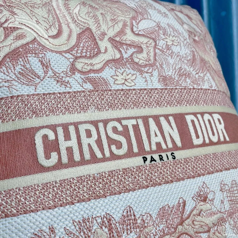 CHRISTIAN PILLOW 3.0 THROW 0816